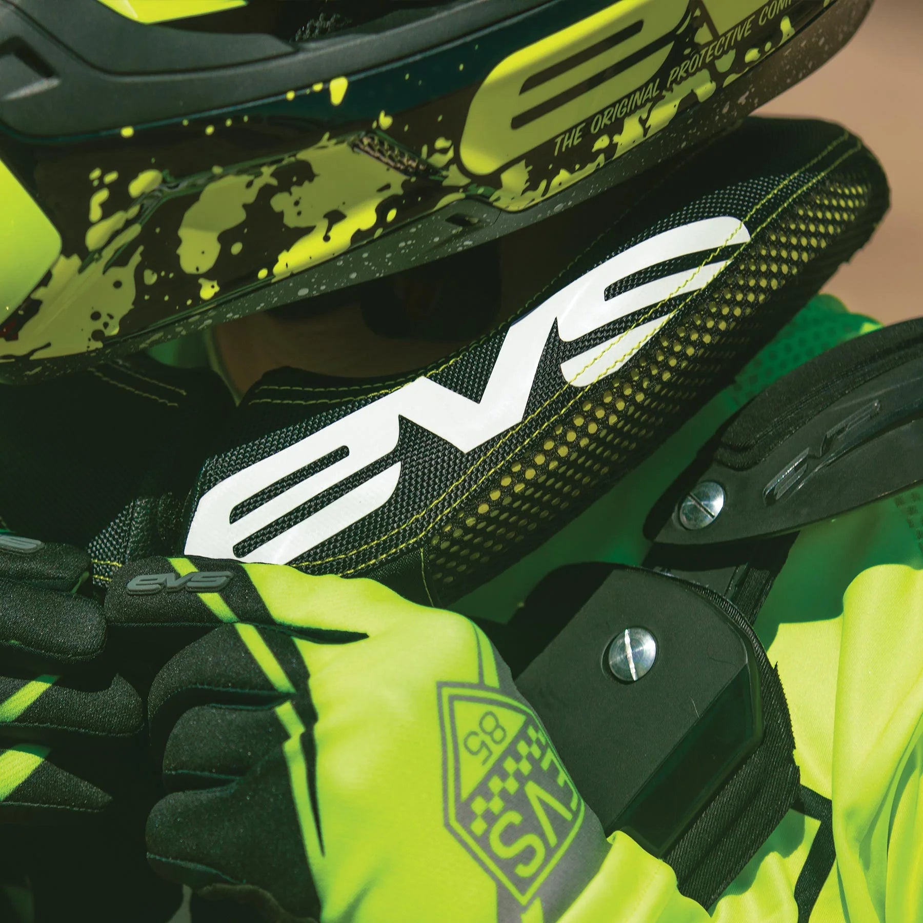 EVS R2 Race Collar (Black/Hi-Vis Yellow Size:Youth)